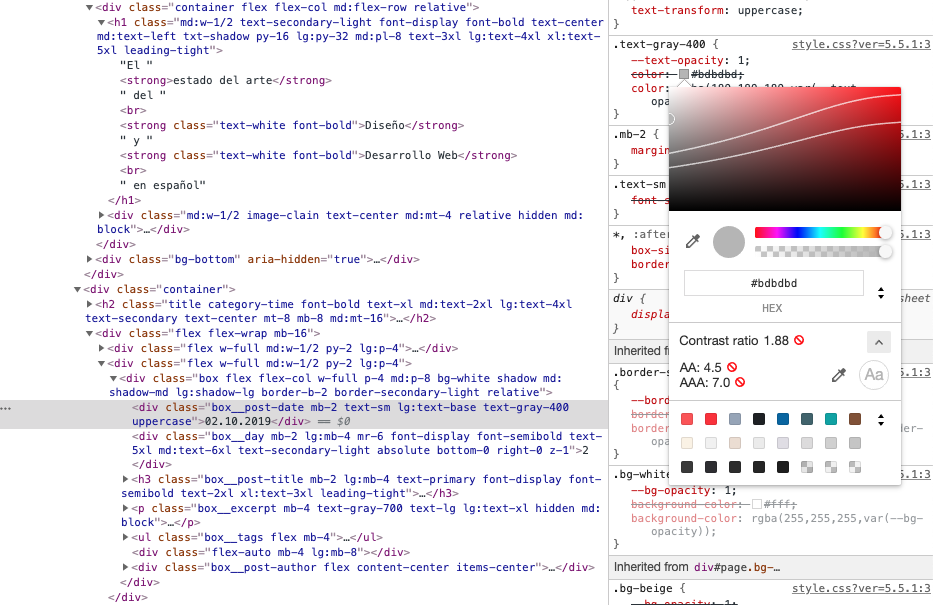 Una ventana flotante con información de un color utilizado en una propiedad CSS. La ventana da información del ratio de contraste de ese color con el fondo donde esté colocado"